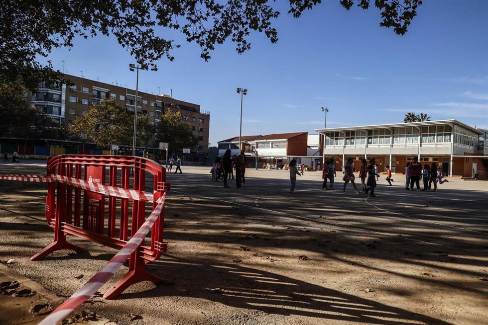 Varios niños vuelven a las clases en el Colegio de Amparo Albau en el día 13 tras el paso de la DANA por Valencia, a 11 de noviembre de 2024, en Alaqus, Valencia, Comunidad Valenciana (España). Archivo. 
