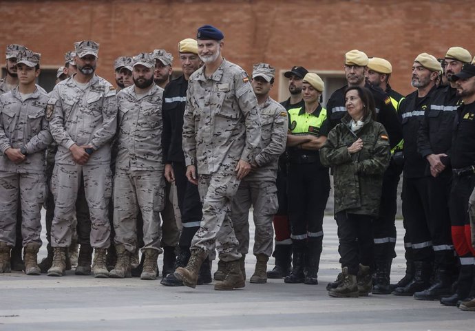 El Rey Felipe VI visita la base de Bétera donde se encuentran militares desplegados en las zonas afectadas por la DANA del 29 de octubre que afectó localidades de la provincia de Valencia.