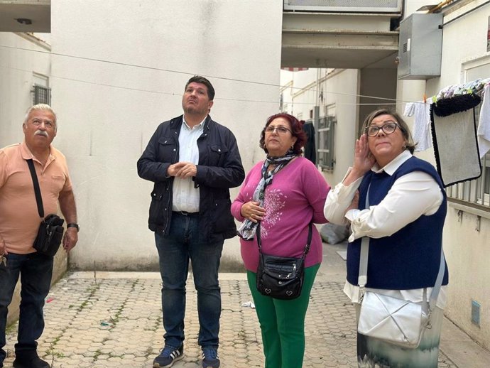 La concejal de Con Andalucía (Izquierda Unida, Podemos, Iniciativa del Pueblo Andaluz) en el Ayuntamiento de Huelva, Mónica Rossi, (derecha) en una visita al Torrejón.