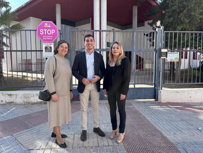 Los representantes del PP ante el Colegio Fernando Miranda de Fernán Núñez.