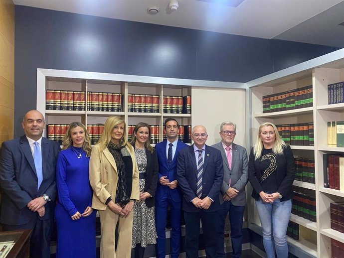 Esteban Rondón (4º dcha.), junto a Raquel López y Rosario Alarcón, en la inauguración del curso en el Colegio de Abogados de Lucena.