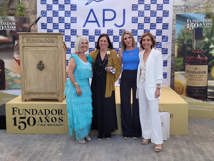 La presidenta de la Asociación de la Prensa de Jerez, Roxana Sáez, junto a las periodistas ganadoras del Premio Juan Andrés García en 2024, Carol Espona e Isabel Ojeda, de Televisión Española, y Encarna Vázquez, viuda de Juan Andrés. ARCHIVO.