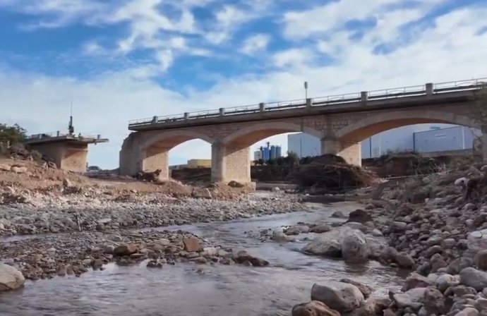 Efectivos de la UME y el Ejército de Tierra trabajan ya en la instalación de tres puentes temporales, en las localidades de Cheste, Riba-roja y Buñol, para reponer infraestructuras dañadas por la DANA