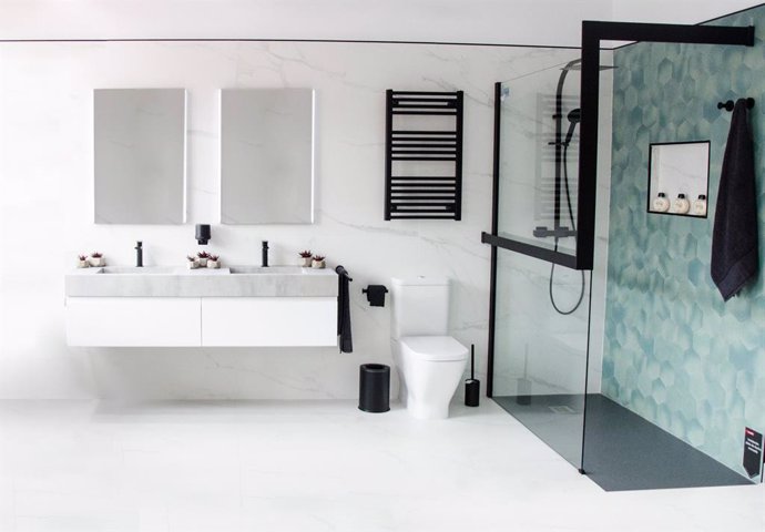 Archivo - Baño con accesorios en negro