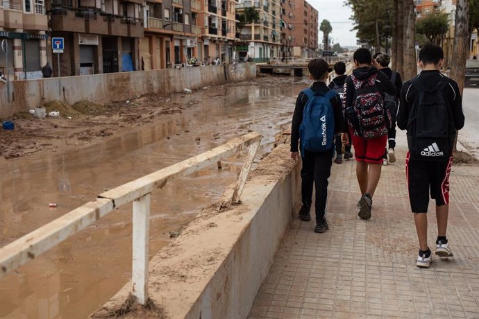 Varios niños pasean por una calle de Aldaia tras salir del colegio, a 12 de noviembre de 2024, en Aldaia, Valencia, Comunidad Valenciana (España). El pasado 29 de octubre una DANA asoló la provincia de Valencia. El resultado a día de hoy de la peor “gota 