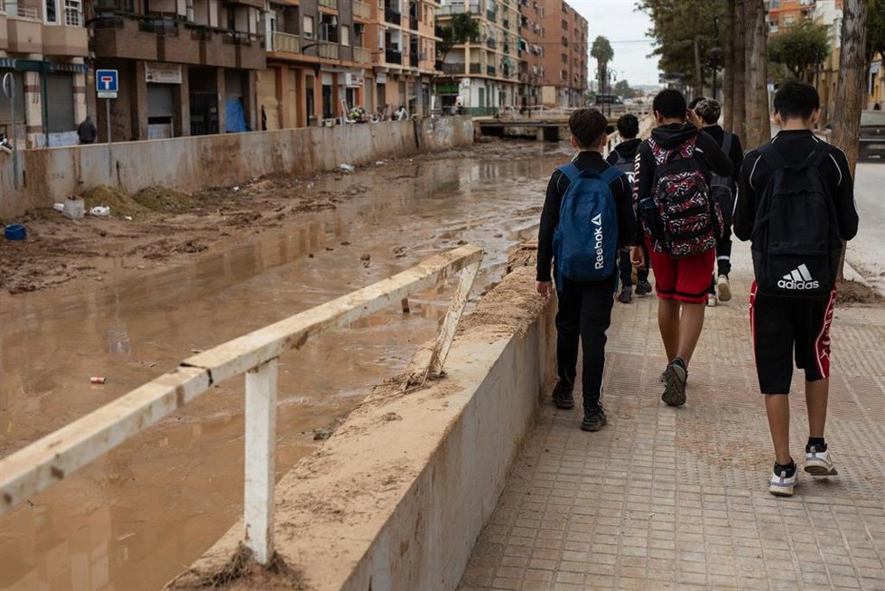 Varios niños pasean por una calle de Aldaia tras salir del colegio, a 12 de noviembre de 2024, en Aldaia, Valencia, Comunidad Valenciana (España). El pasado 29 de octubre una DANA asoló la provincia de Valencia. El resultado a día de hoy de la peor got