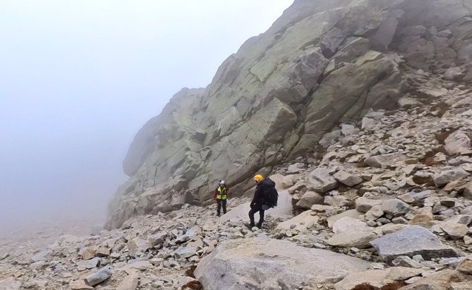 El Grupo de Rescate de la Junta de Castilla y León auxilia a un montañero 'enriscado' en Gredos, en Ávila.