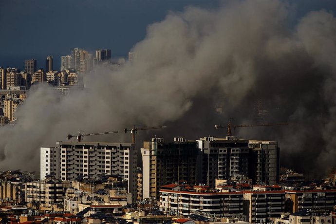 Columna de humo en Beirut tras un ataque del Ejército de Israel contra la capital libanesa