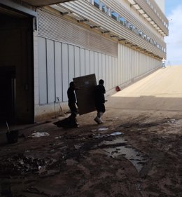 La Conselleria de Educación, Cultura, Universidades y Empleo traslada las obras de arte almacenadas en las naves de la Generalitat en la localidad de Riba-roja que han sufrido los efectos de la DANA, para determinar su estado (archivo)