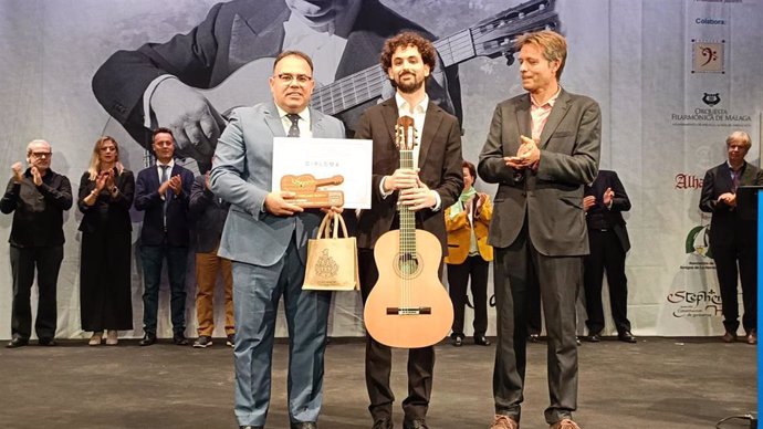 El alcalde de Almuñécar, Juanjo Ruiz Joya (1i), en el XXXVIII Certamen de Guitarra Clásica Andrés Segovia