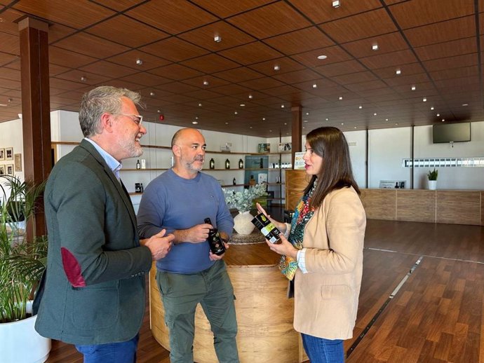 Araceli Cabello y Javier Vacas, en los extremos, en la visita a la Cooperativa Nuestra Señora de Guadaluque en Baena.