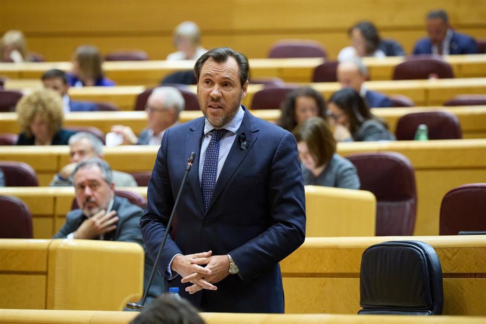 El ministro de Transportes y Movilidad Sostenible, Óscar Puente, interviene en el Senado, a 12 de noviembre de 2024, en Madrid (España). El Gobierno se enfrenta a una nueva sesión de control en el Senado con 19 preguntas y tres interpelaciones que formu