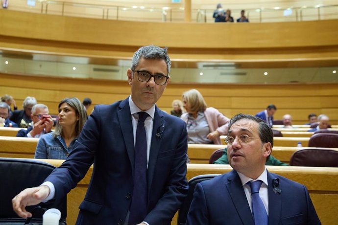 El ministro de la Presidencia, Justicia y Relaciones con las Cortes, Félix Bolaños (i) y el ministro de asuntos Exteriores, Unión Europea y Cooperación, José Manuel Albares (d), en el Senado, a 12 de noviembre de 2024, en Madrid (España). El Gobierno se e