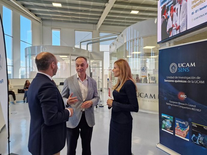 La consejera de Empresa, Empleo y Economía Social, Marisa López, en su visita a las instalaciones de la UCAM