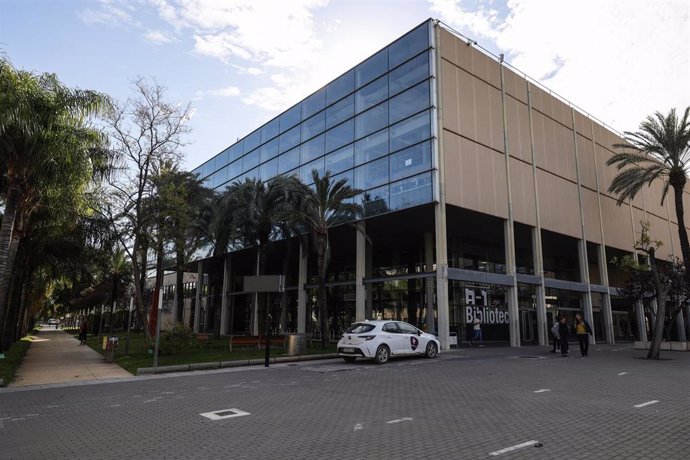 La entrada de la Universidad Politécnica de Valencia vacía tras la suspensión de clases por el paso de la DANA (archivo)