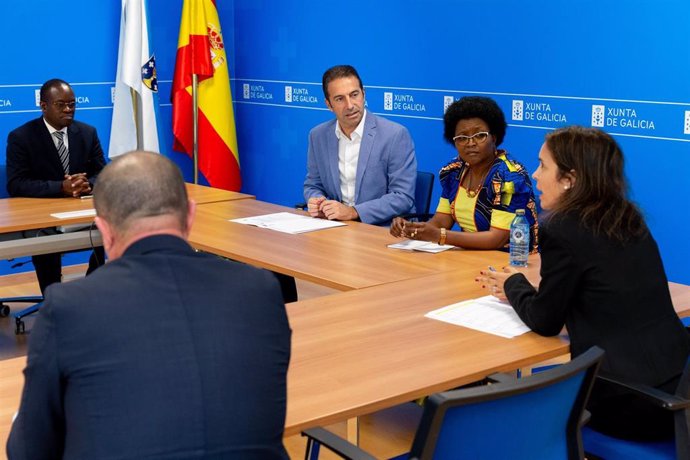 El conselleiro do Mar, Alfonso Villares, se reúne con la viceministra de Pesca y Recursos Marinos de Namibia, Sylvia Makgone.