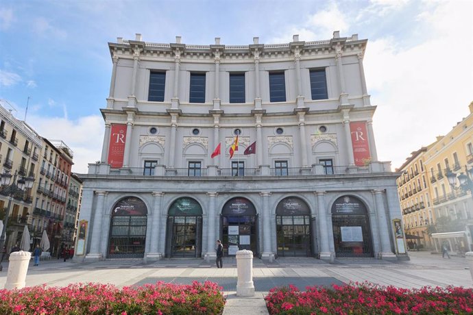 Archivo - Vista de la fachada del Teatro Real, a 10 de noviembre de 2023, en Madrid (España). 