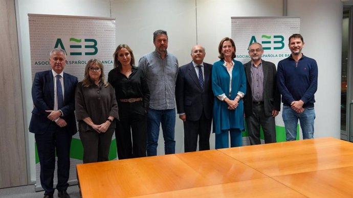 Represantes sindicales y de la Asociación Española de Banca (AEB) en la firma del nuevo convenio.