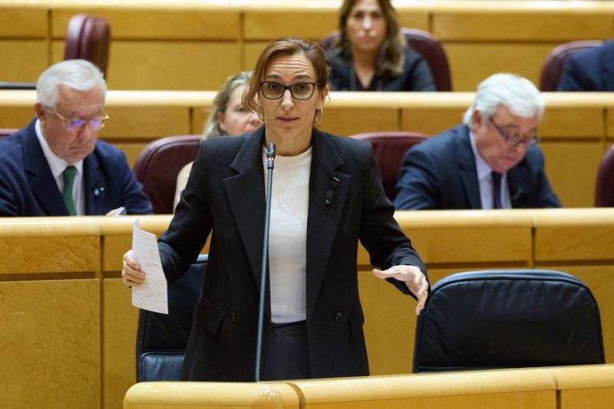 La ministra de Sanidad, Mónica García, interviene en el Senado, a 12 de noviembre de 2024, en Madrid (España). El Gobierno se enfrenta a una nueva sesión de control en el Senado con 19 preguntas y tres interpelaciones que formulan el Grupo Parlamentario d