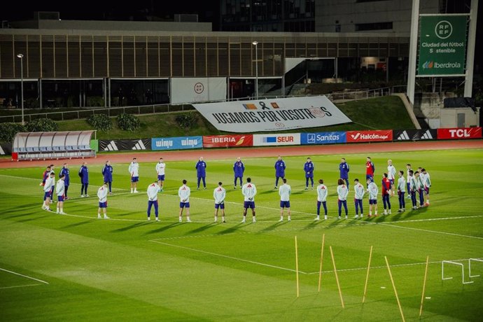 Los jugadores de la selección española guardan un minuto de silencio en recuerdo de las víctimas de la DANA antes del entrenamiento en la Ciudad del Fútbol