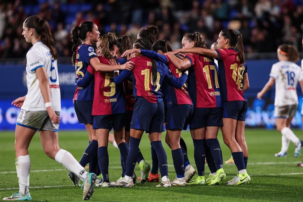 Aitana Bonmatí celebra su gol en el partido entre el FC Barcelona y el St. Plten
