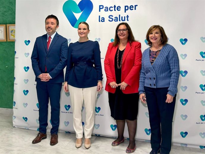 La presidenta del Govern, Marga Prohens, y la consellera de Salud, Manuela García, en la presentación del 'Pacto por la Salud de Baleares'.