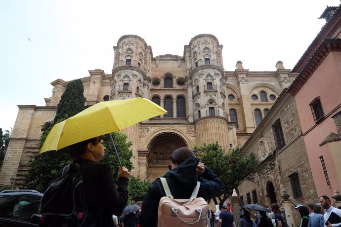 Archivo - Cientos de turistas se resguardan de la lluvia. Imagen de archivo.