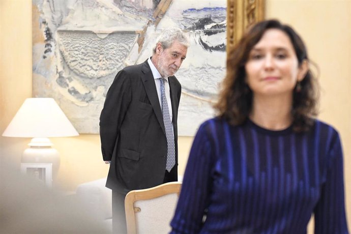 Archivo - La presidenta de la Comunidad de Madrid, Isabel Díaz Ayuso, y el jefe de gabinete de Ayuso, Miguel Ángel Rodríguez, durante una reunión con la alcaldesa de Valencia, María José Catalá, en la Real Casa de Correos, a 2 de octubre de 2024, en Madri