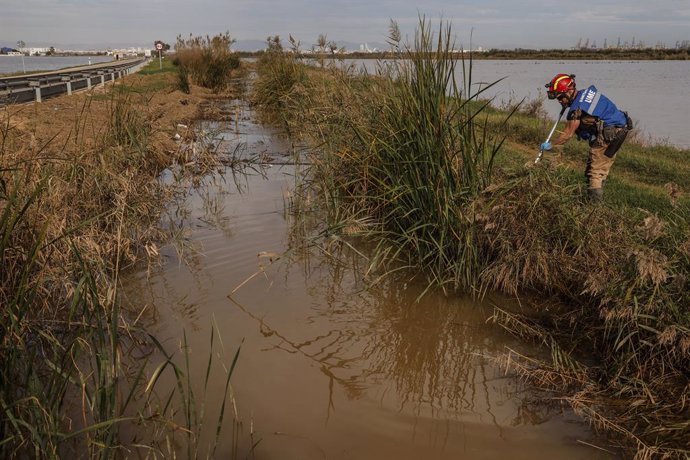 Un agente de la UME inspeccionan la zona de La Albufera, a12 de noviembre de 2024, en Valencia, Comunidad Valenciana (España). El pasado 29 de octubre una DANA asoló la provincia de Valencia. El resultado a día de hoy de la peor “gota fría” del país en el