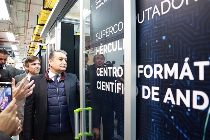 Archivo -  El consejero de la Presidencia, Antonio Sanz, en una imagen de archivo de la puesta en marcha del supercomputador Hércules en el Centro Informático Científico de Andalucía (CICA) en Sevilla.