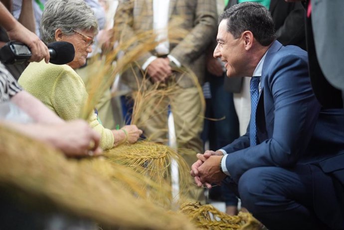 Archivo - Juanma Moreno durante su visita a Tierra Adentro