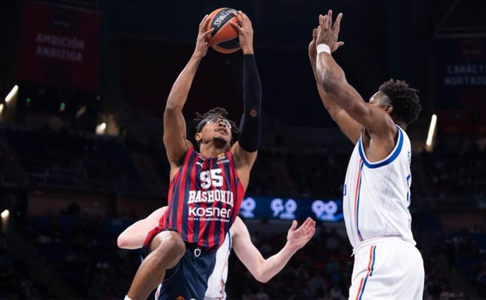 Chima Moneke en el Baskonia-Anadolu Efes