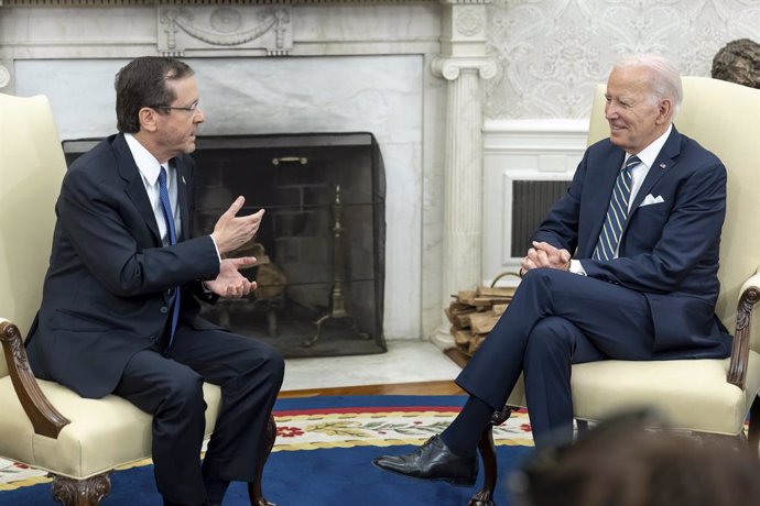 Archivo - July 18, 2023, Washington, DC, United States of America: U.S President Joe Biden, right, listens to Israeli President Isaac Herzog, left, during bilateral discussions at the Oval Office of the White House, July 18, 2023 in Washington, D.C.