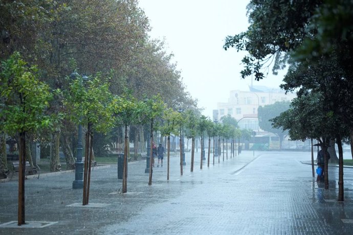 Archivo - Una calle vacía bajo la intensa lluvia. A 11 de octubre de 2024, en Cádiz (Andalucía, España). La Agencia Estatal de Meteorología (Aemet) ha activado para este viernes avisos de nivel naranja por lluvia y amarillo por tormenta en la mitad occide