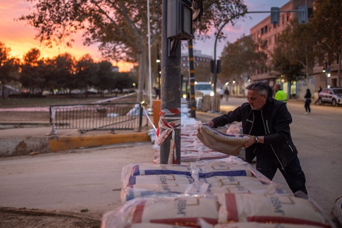 Varios operarios ponen sacos de arena para contener la nueva riada, a 12 de noviembre de 2024, en Aldaia, Valencia, Comunidad Valenciana (España). El pasado 29 de octubre una DANA asoló la provincia de Valencia.