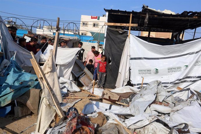 Vista de tiendas destruidas alrededor del Hospital Al Aqsa de Deir al Balá, en el centro de la Franja de Gaza, por ataques del Ejército israelí