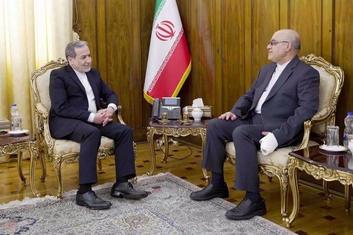 El ministro de Exteriores iraní, Abbas Araghchi, junto al embajador iraní en Líbano, Mojtaba Amani