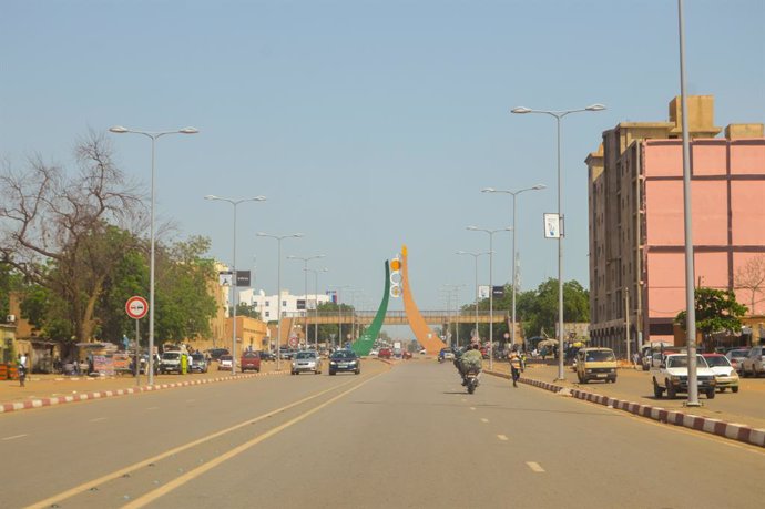 Archivo - NIAMEY, Aug. 10, 2023  -- This photo taken on Aug. 6, 2023 shows a street view of Niamey, capital of Niger.