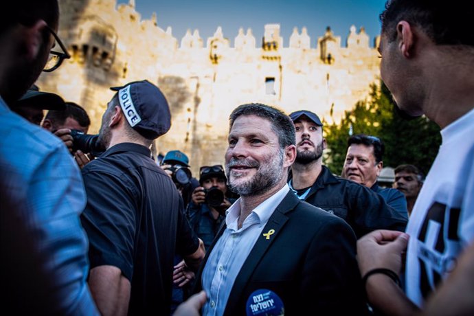 Archivo - June 5, 2024, Jerusalem, Israel: Israeli Minister of Finance Bezalel Smotrich smiles outside Damascus gate in Jerusalem. Tens of thousands of young religious Ultra nationalists Zionist men and women have paraded through Muslim parts of the Old C