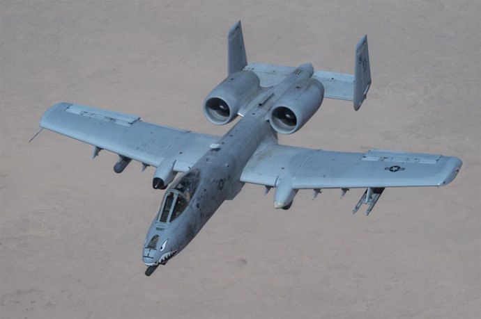 Archivo - June 6, 2023, Area of Control, Syria: A U.S. Air Force A-10 Thunderbolt II close air support aircraft approaches a KC-135 Stratotanker for aerial refueling during a patrol over Central Command area of responsibility, June 6, 2023 in Syria.