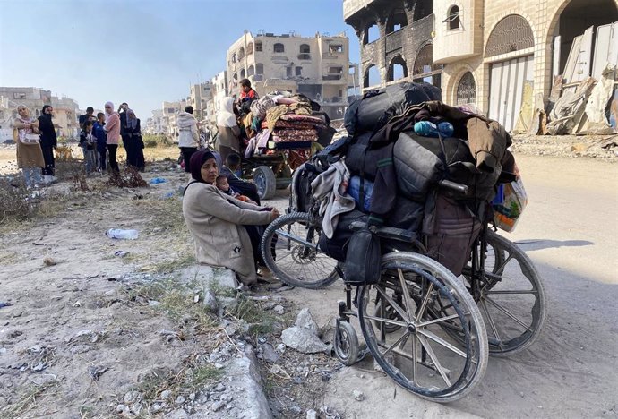 Palestinos desplazados huyen de Beit Hanun, en el norte de Gaza