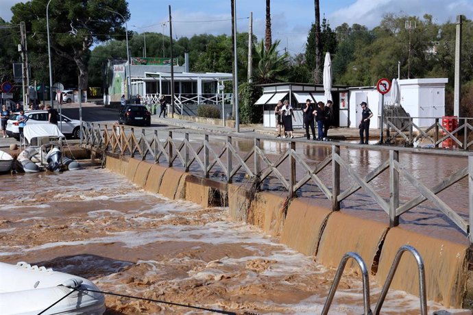 Exterior de la academia de Tenis "Rafa Nadal" en Manacor tras unas inundaciones.