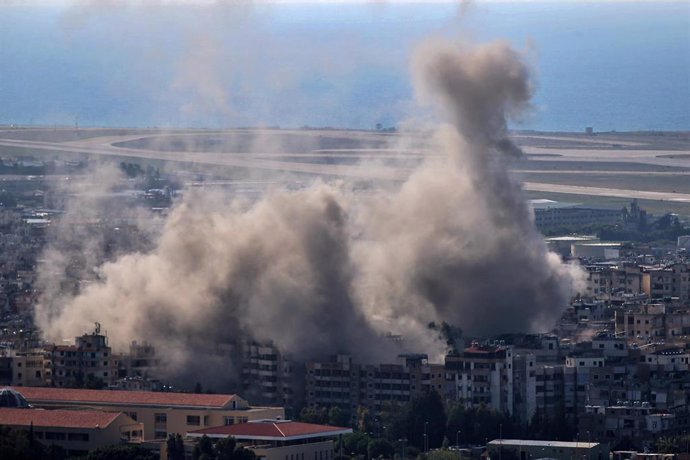 Columna de humo tras un bombardeo del Ejército de Israel contra la capital de Líbano, Beirut (archivo)