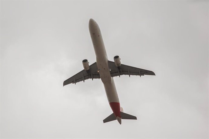 Archivo - Un avión despega del Aeropuerto Adolfo Suárez Madrid-Barajas, a 28 de junio de 2024, en Madrid (España).