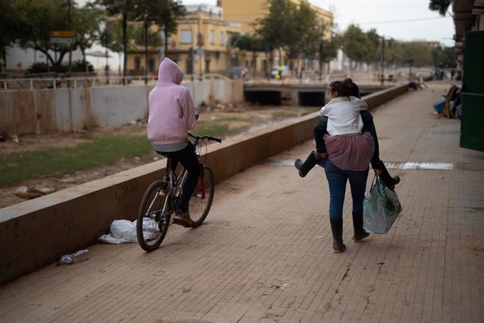 Varios niños pasean por una calle de Aldaia tras salir del colegio