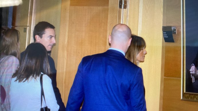 Juan Lobato y Begoña Gómez entrando en la Asamblea