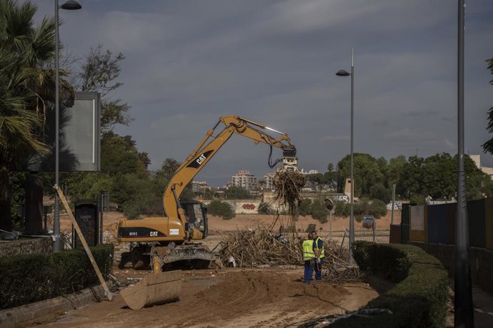 Una máquina excavadora realiza tareas de limpieza en Torrent tras el paso de la DANA, 8 de noviembre de 2024, en Torrent, Valencia, Comunidad Valenciana (España). Diez días después de la tragedia, los servicios de emergencia apuran hasta el límite la bú