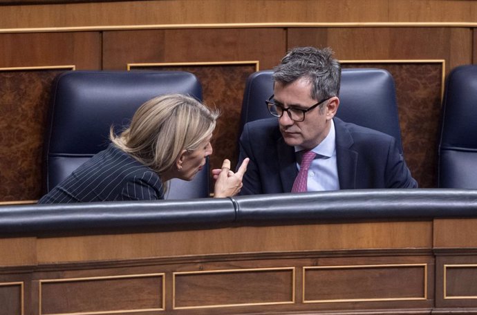 El ministro de la Presidencia, Justicia y Relaciones de las Cortes, Félix Bolaños y la vicepresidenta y ministra de Trabajo y Economía Social, Yolanda Díaz, durante una sesión plenaria, en el Congreso de los Diputados, a 22 de octubre de 2024, en Madrid (