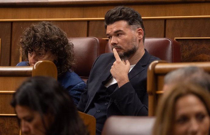 El portavoz de ERC en el Congreso, Gabriel Rufián, durante una sesión de control al Gobierno, en el Congreso de los Diputados, a 30 de octubre de 2024, en Madrid (España). El PSOE defiende hoy en el Congreso una iniciativa con la que urge a que las comuni