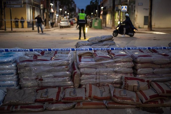 Varios sacos de arena para contener una posible nueva riada en Aldaia, Valencia